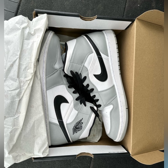 Air Jordan 1 mids main image 6